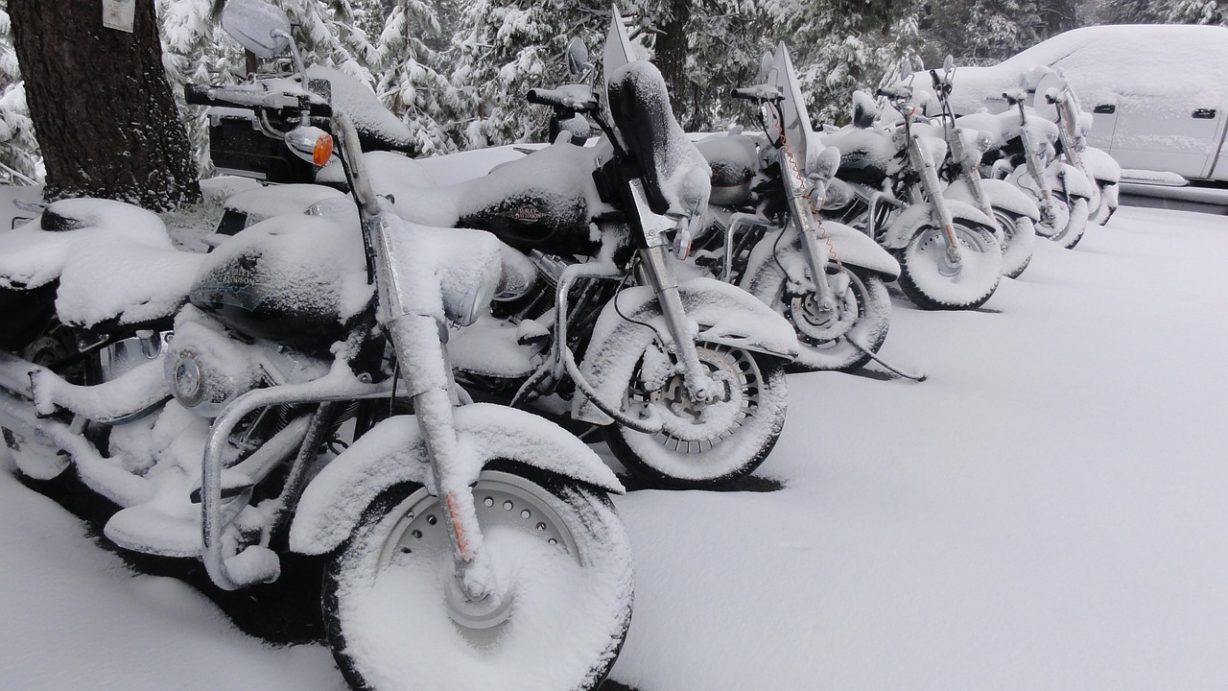Jak odpowiednio zabezpieczyć motocykl na zimę? MotoPomocni